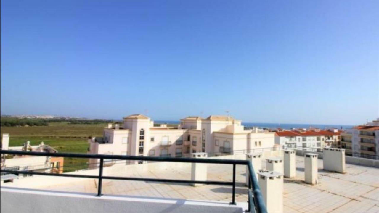 Quiet Apartment Overlooking The Swimming Pool Armacao de Pera Exterior foto
